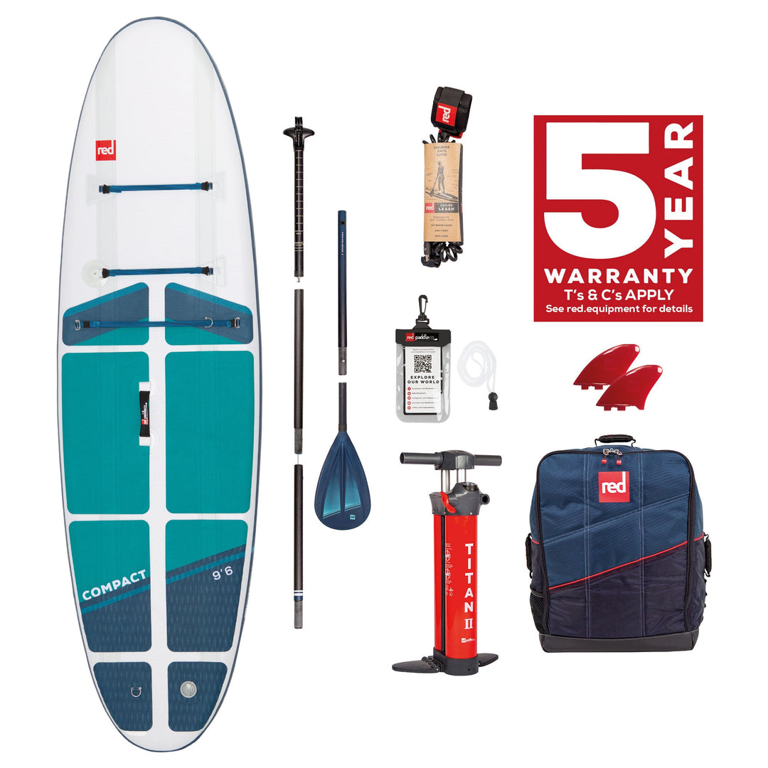 SET Red Paddle Co COMPACT 9'6" x 32" x 4,7"; PADDEL Red Paddle Co Compact 5 Piece Leverlock; Red Paddle Co Original Compact Board Backpack; Red Paddle Co Titan II Pump; Red Paddle Co Flat Water Coiled Leash; Red Paddle Co Waterproof Phone Case; Red Paddle Co Service-Kit